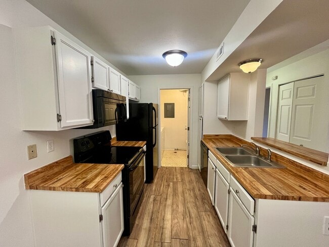 Building Photo - $500 Move in Special - 2nd Floor 1bed/1bath with Laundry and Parking!