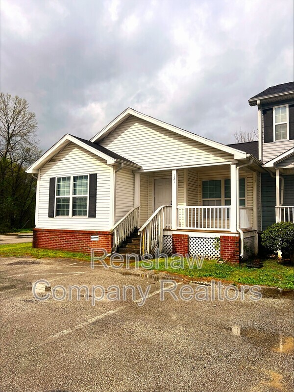 Primary Photo - 121 Cloverdale St