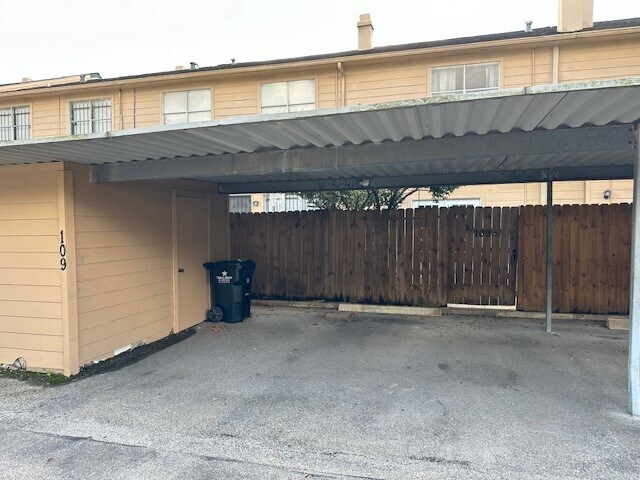 Building Photo - 7700 Creekbend Dr