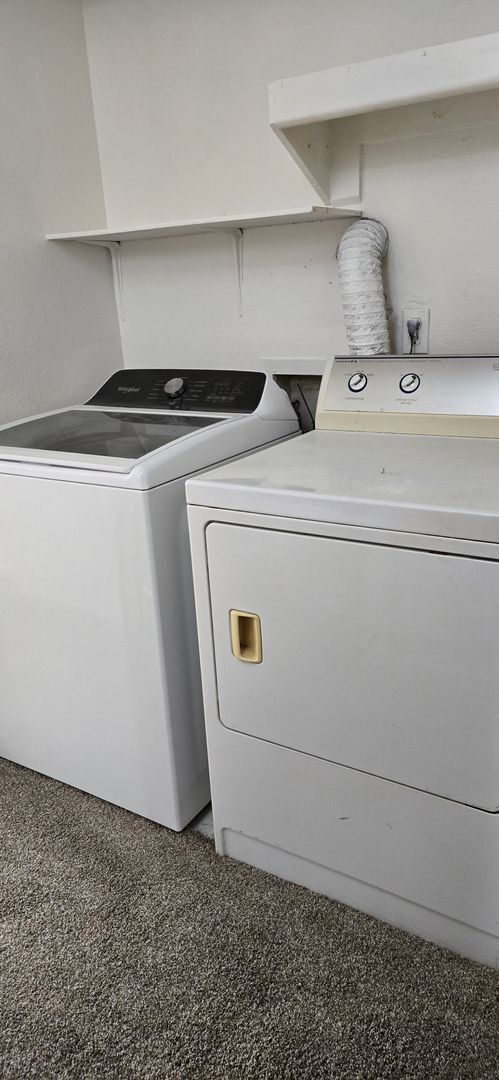 Building Photo - Beautiful 2 bedroom 2 bath Condo New Paint and flooring throughout