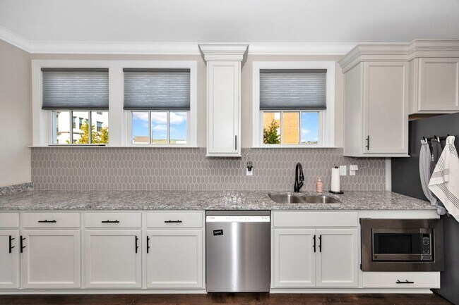 Building Photo - Fully Furnished 3 Bedroom Home Near Toyota Field & Redstone Arsenal