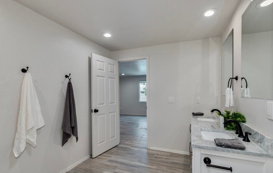 Building Photo - 3649 E Emile Zola Ave