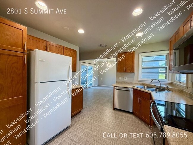 Building Photo - 2801 S Summit Ave