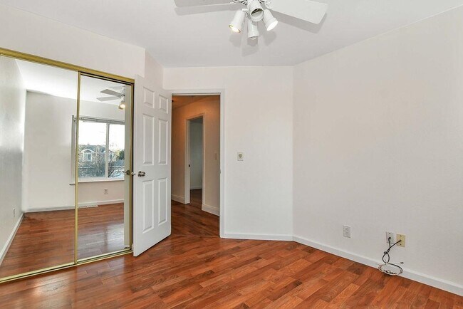 Building Photo - 805 Hawk Ct