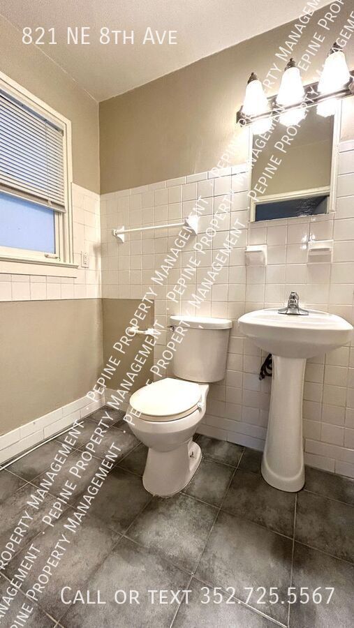 Building Photo - 821 NE 8th Ave