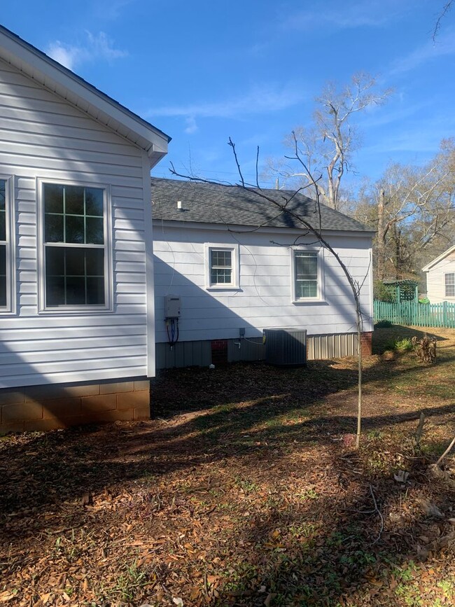 Building Photo - Beautiful Remodeled Cottage