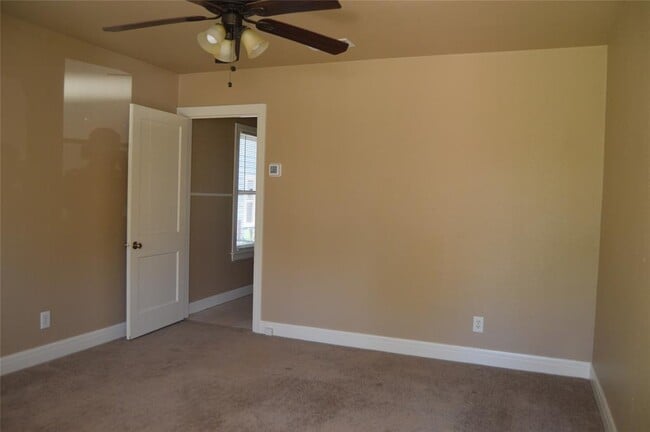 Building Photo - 2616 E 3rd St