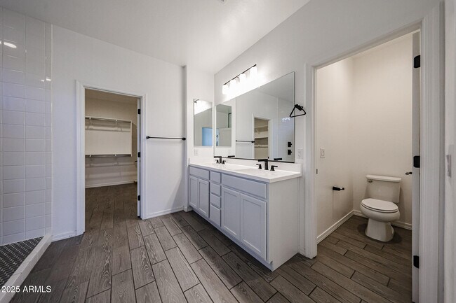 Building Photo - 3332 W Dunbar Dr
