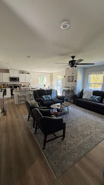 Building Photo - 284 Thicket Dr