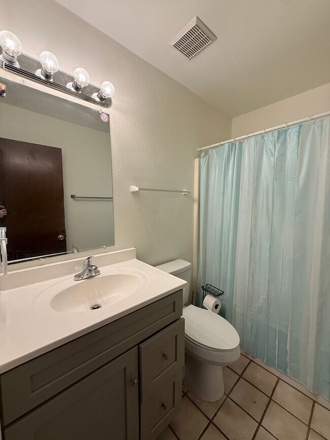 Building Photo - 513 Landview Dr