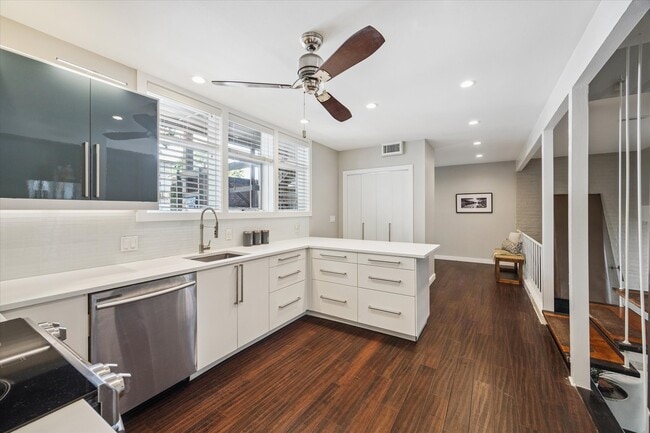 Building Photo - 5242 Memorial Dr