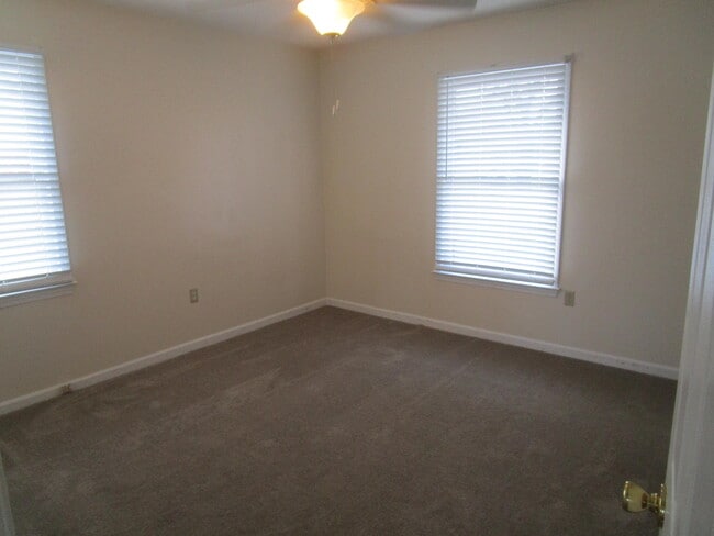 Building Photo - 40 Travis Ct