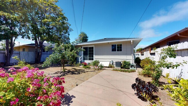 Building Photo - Updated 3 bedroom home, backyard, washer/d...