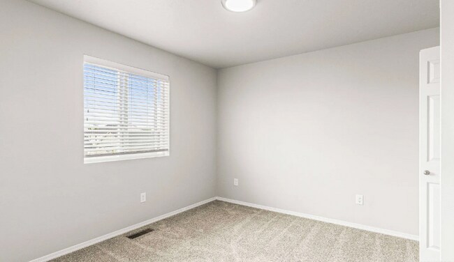 Building Photo - 4 Bed 2.5 bath with a 3 car garage