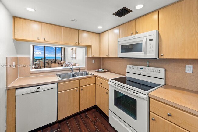 Building Photo - 2555 Collins Ave