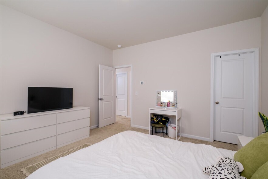 Building Photo - 6135 Snowy Egret Ave