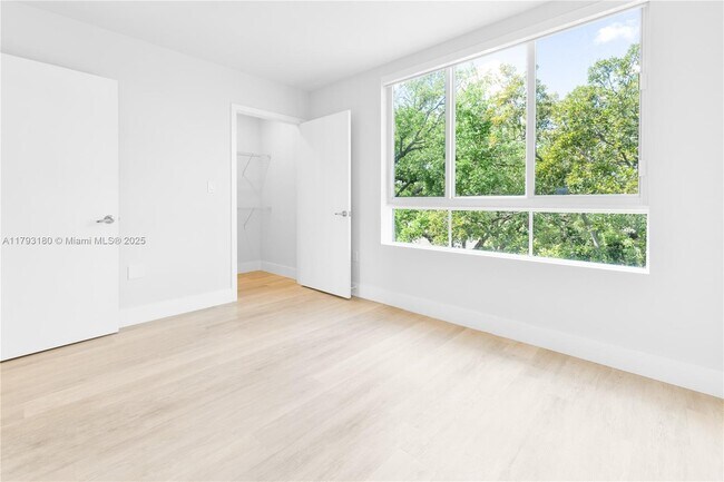 Building Photo - 2535 NE 193rd St