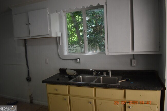 Building Photo - 1083 Nassau Pl