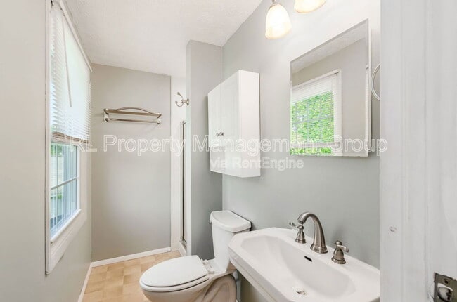 Building Photo - 66 Haddam Pl E