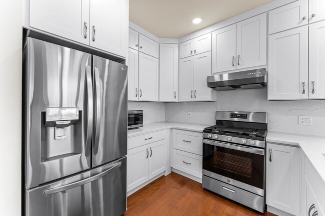 Building Photo - Spacious Townhome in Bellevue College Neig...