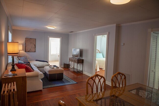 Building Photo - 419 43rd St