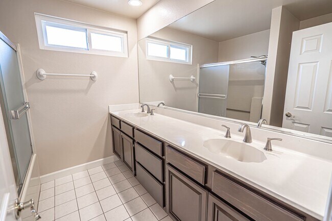 Building Photo - COMING SOON! 4 Bedroom Home for Rent in Santa Clarita!