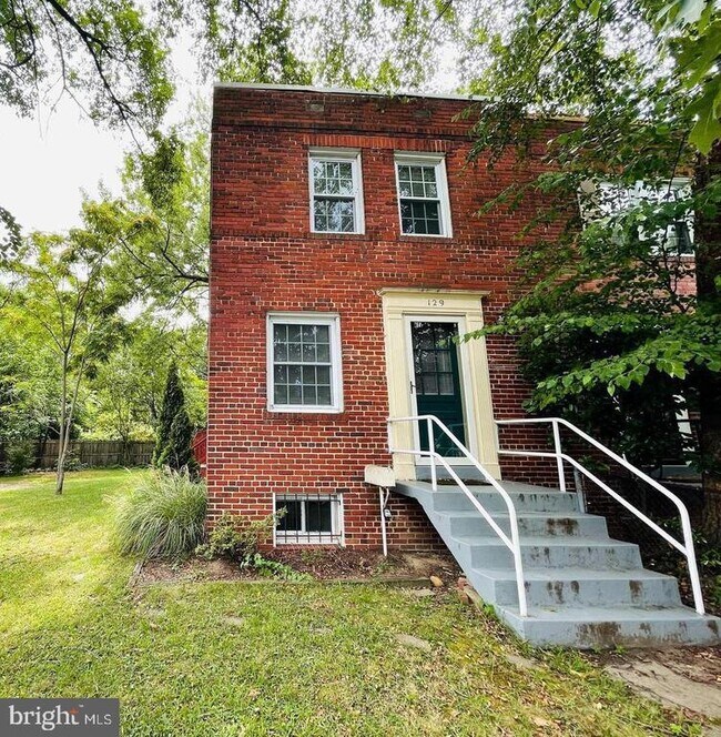 Primary Photo - 14 E Linden St