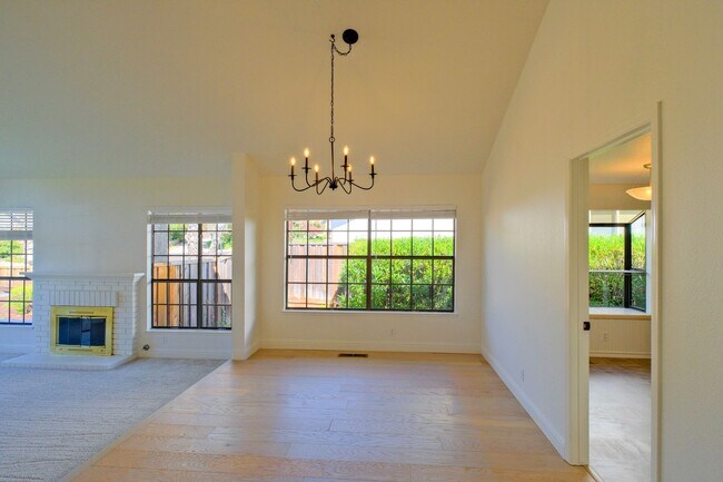 Building Photo - Gorgeous 3 Bedroom with office or separate...