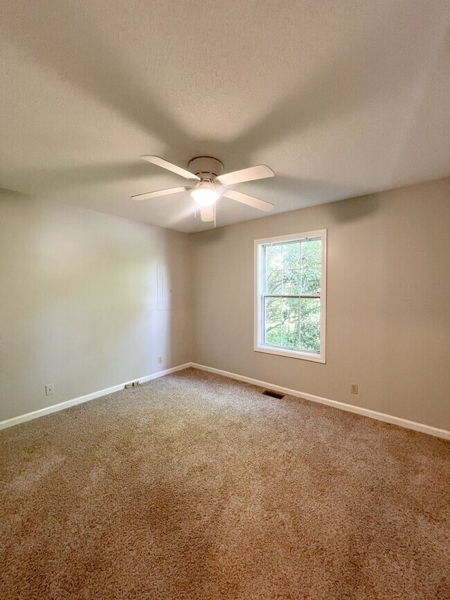 Building Photo - Large Deck and Fenced Backyard!