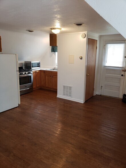 Building Photo - 557 4th St