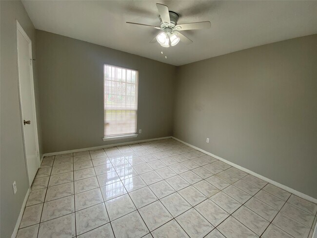 Building Photo - 12730 Labelle Ln