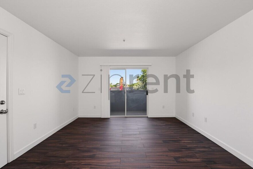 Building Photo - Unit B205