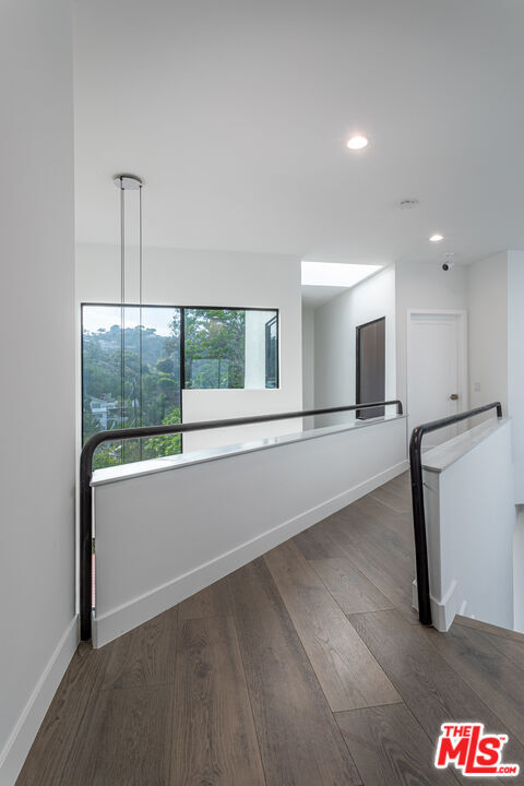 Building Photo - 8424 Grand View Dr