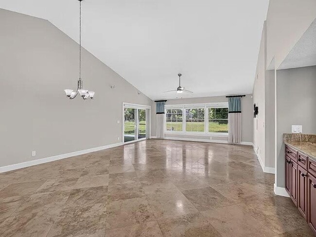 Building Photo - 114 Palomino Dr