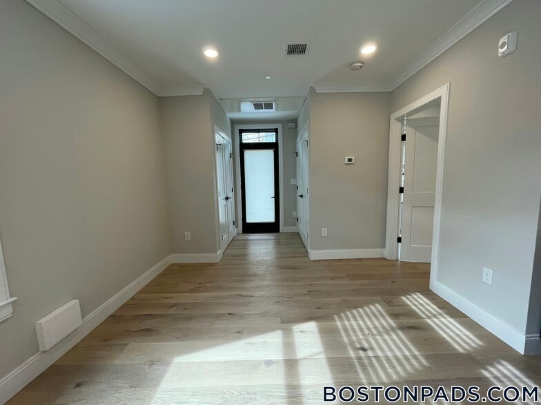 Building Photo - 157 Everett St