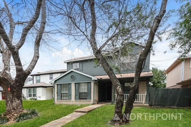 Building Photo - 3 BR/2BA | Updated Single Family Home |  Private backyard | In Dallas!