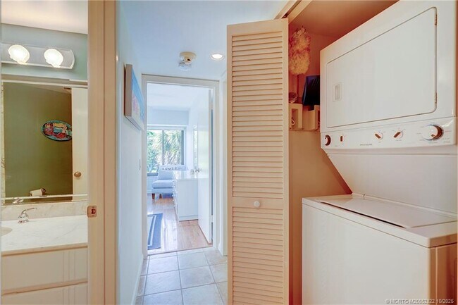 Building Photo - 233 NE Edgewater Dr