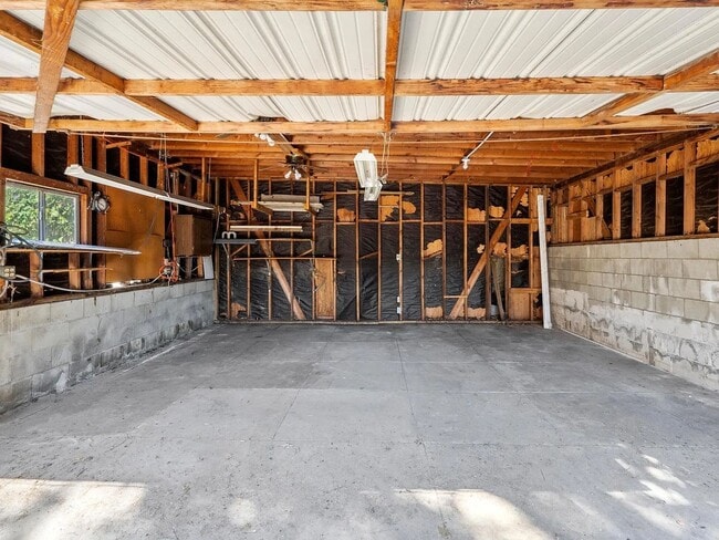 Building Photo - 1044 Manzanita St