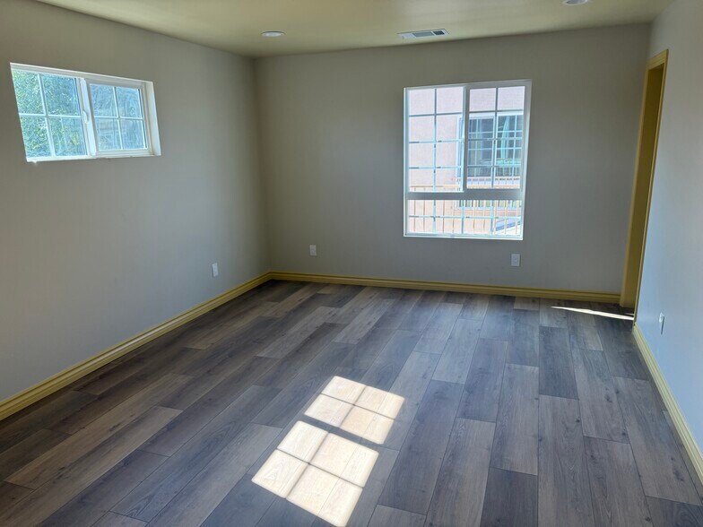 Building Photo - 4827 Santa Ana St
