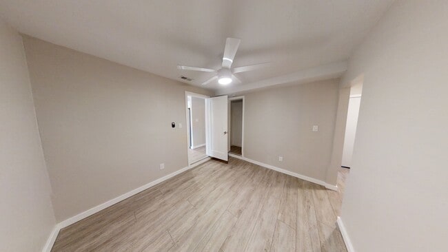 Building Photo - 7 BD, 3 BR. Spacious Yard!! (Lease out, pe...