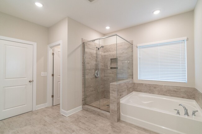 Building Photo - Spacious & Elegant 4 Bedroom Home in Fort ...