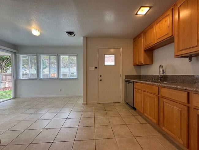 Building Photo - Great Location near McKinley Park!