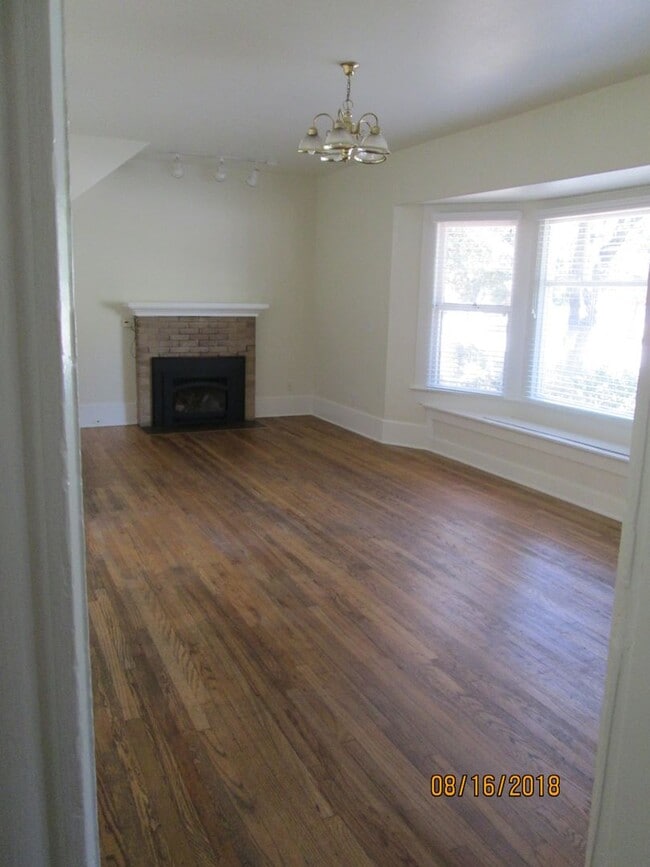 Building Photo - *DEPOSIT PENDING* Charming 2 Bedroom, 1 Bathroom with loft near Downtown.