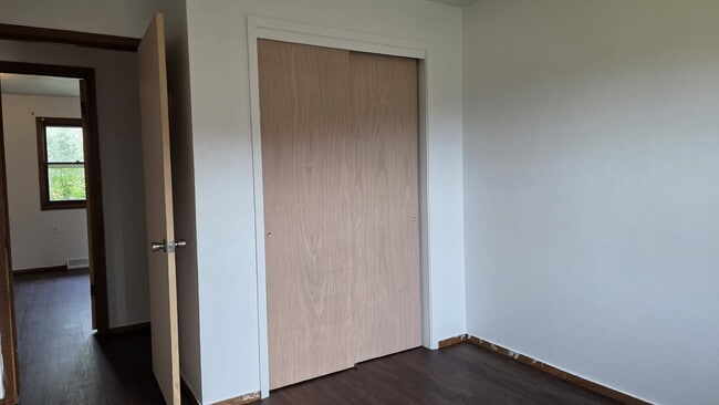 Building Photo - "3-Bed Townhouse with 1.5 Baths in Appleton!