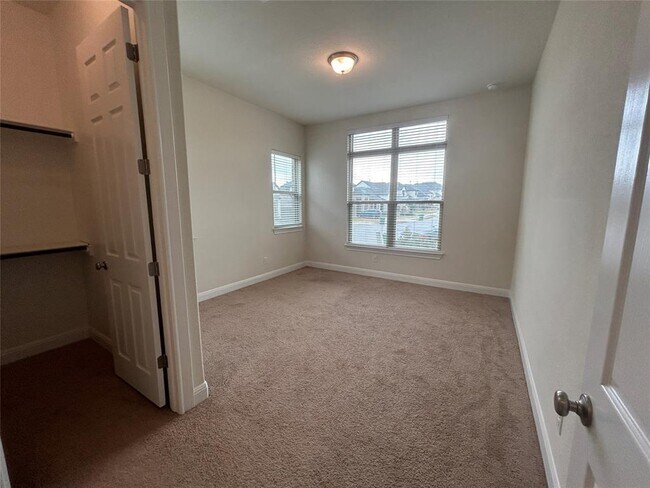 Building Photo - 3005 Zelma Dr