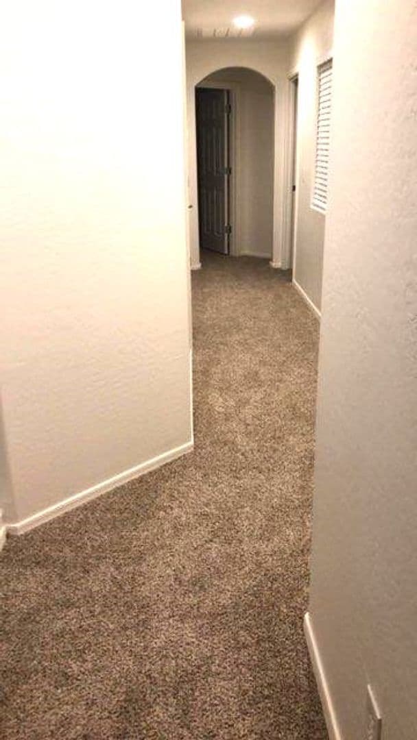 Building Photo - Great 4 bed 2.5 home near community pool!
