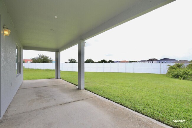 Building Photo - Gorgeous 4/2.5 Home with a 2 Car Garage Lo...