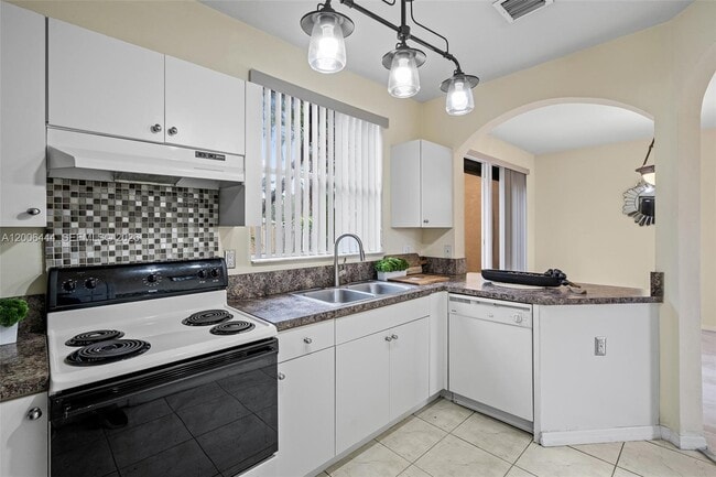 Building Photo - 627 E Mowry Ct