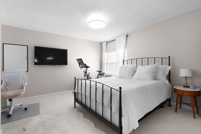 Building Photo - 1321 Bayview Dr