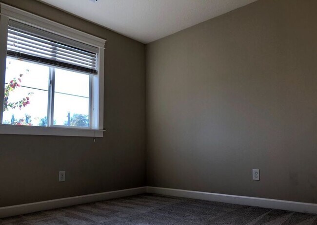 Building Photo - 7429 NE 58th Way
